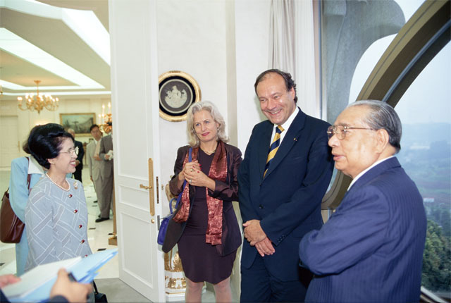 Dr. Felix Unger and his wife chat with SGI President Ikeda and his wife at the Tokyo Makiguchi Memorial Hall (Tokyo, July 1997)