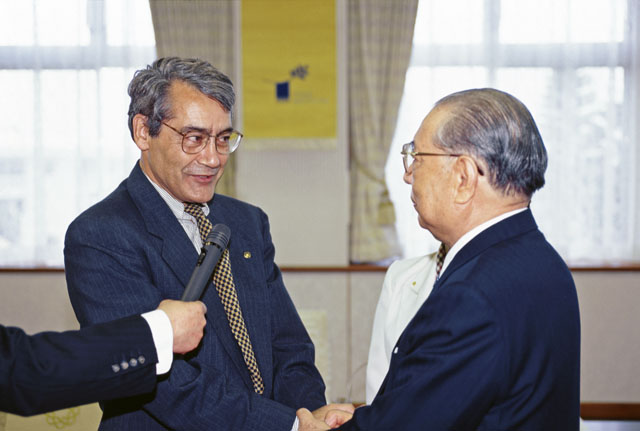 El Dr. Tehranian y el Sr. Ikeda se encuentran en Okinawa en febrero de 2000