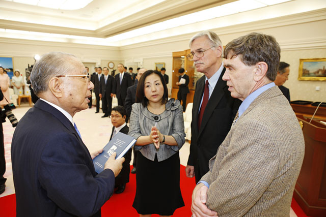 Daisaku Ikeda conversing with Drs. Jim Garrison and Larry Hickman