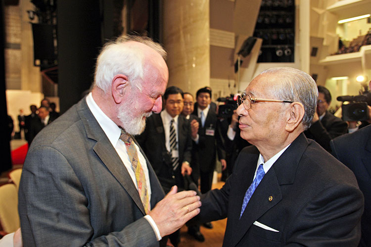 El Dr. Weizsäcker y el Sr. Ikeda se encuentran en la Universidad Soka en marzo de 2010