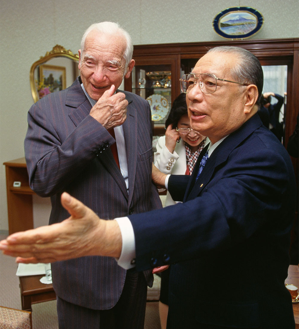 Meeting between Sir Joseph Rotblat and Daisaku Ikeda (Okinawa, February 2000)