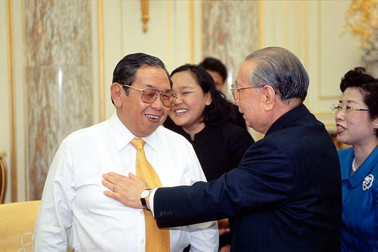2002年4月，池田会长与印尼前总统瓦希德于东京会晤