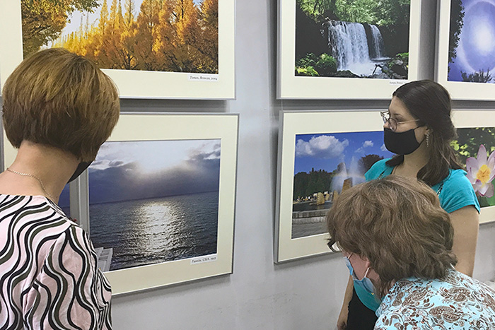 Visitantes a la exposición «Diálogo con la naturaleza» en Nizni Nóvgorod