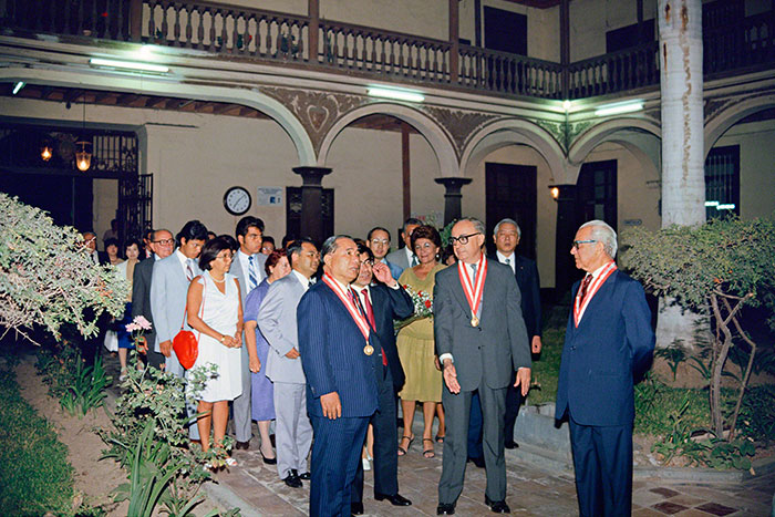 El Sr. Ikeda visita la Universidad Nacional Mayor de San Marcos, Perú, en marzo de 1984