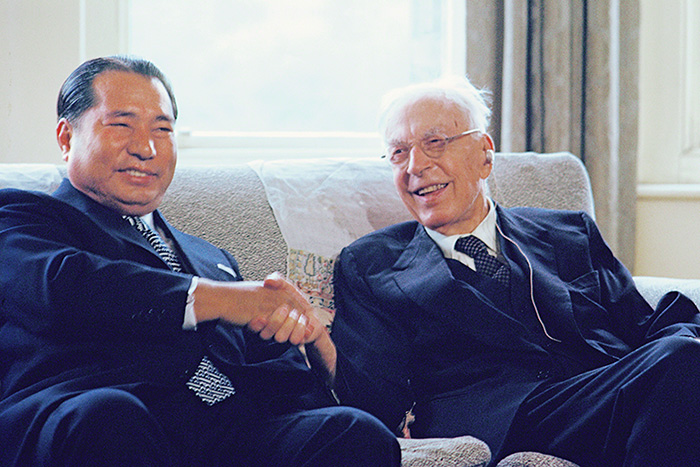 Encuentro entre Arnold Toynbee y Daisaku Ikeda en mayo de 1973 en Londres