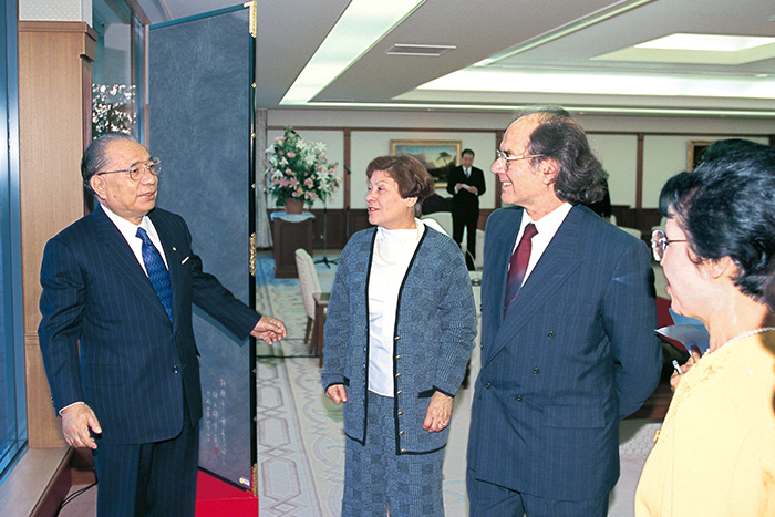1995年12月於東京，池田會長及夫人池田香峯子會晤阿道弗・佩雷斯・埃斯基維爾博士及他的妻子阿曼達・格雷尼奧。