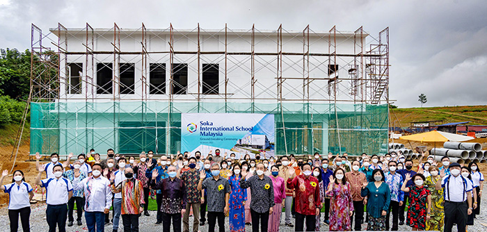 Foto conmemorativa de la construcción del Colegio Internacional Soka de Malasia