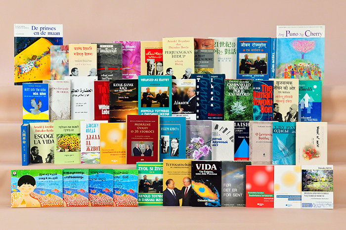 截至2022年1月25日，池田会长在海外出版的书籍已超过两千册。