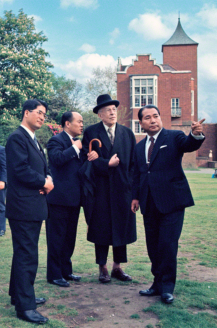 阿诺德・汤因比博士与池田大作会长在1972年5月于伦敦的荷兰公园