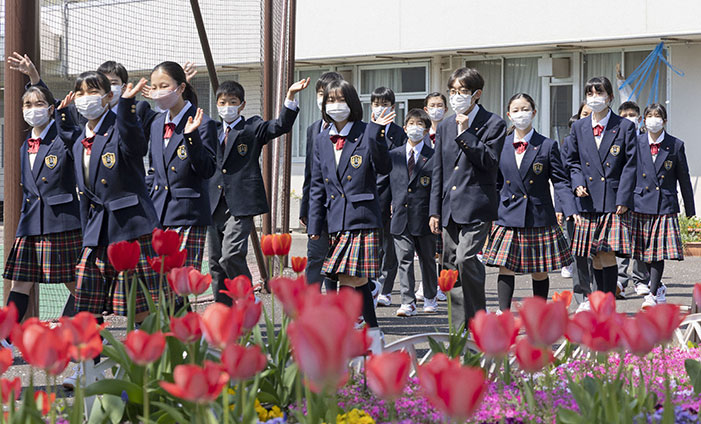2022年3月，迈步前进的东京创价学园新生。