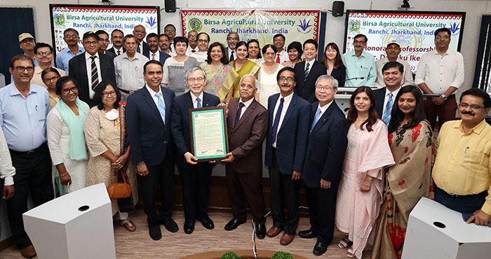 Foto conmemorativa en el acto de entrega a Daisaku Ikeda del título de profesor honorario otorgado por la Universidad Birsa de Agricultura