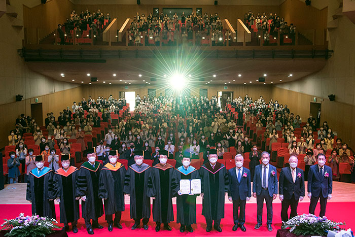 Fotografía conmemorativa durante la ceremonia de imposición del doctorado honoris causa a Daisaku Ikeda por la Universidad Nacional de Chungbuk