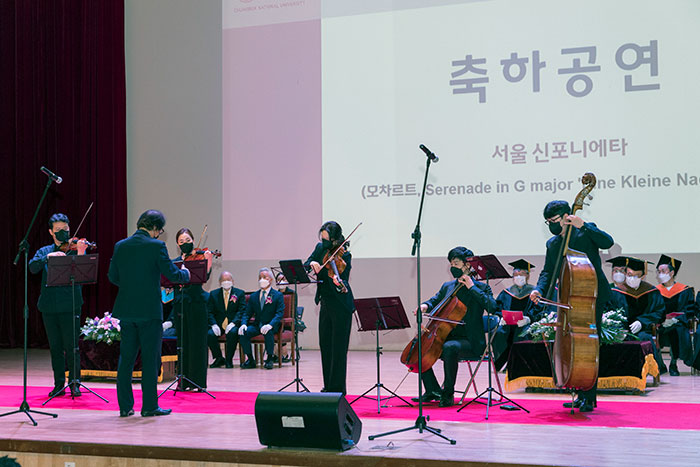 Actuación de la orquesta sinfónica de la CBNU durante el otorgamiento del doctorado honoris causa