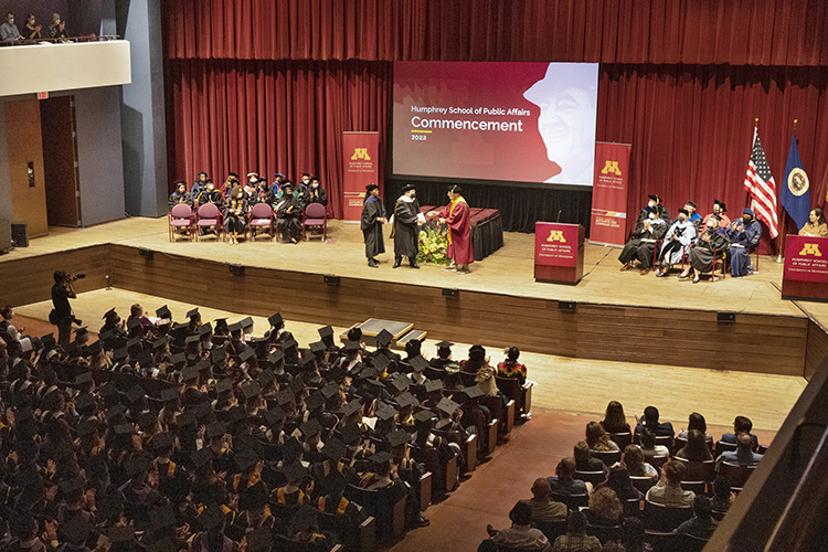 La Universidad de Minnesota en EE. UU., otorga un doctorado honoris causa