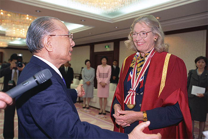 未来学家海瑟・亨德森博士与池田大作会长在东京第二次会晤。