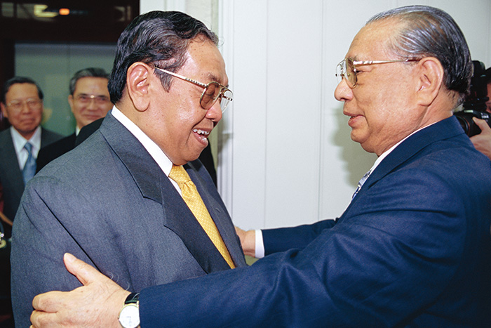 Primer encuentro del expresidente indonesio Wahid y el presidente de la SGI, Ikeda, en 2002 en Tokio