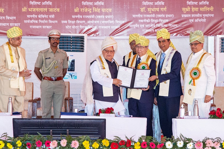 La Universidad Maharaja SB de la India confiere un doctorado honoris causa.