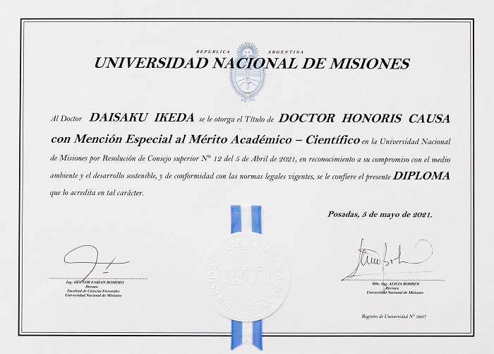 UNaM授予池田大作會長的名譽博士學位證書。