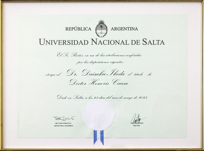 薩爾塔國立大學授予池田會長的名譽博士學位證書。