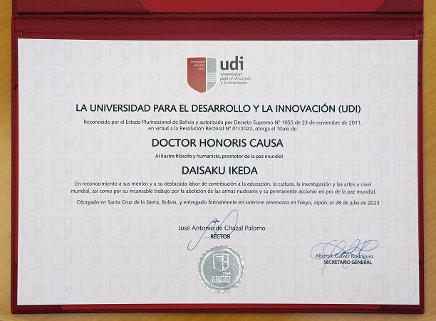 Certificate of the honorary doctorate from UDI in Bolivia conferred upon Daisaku Ikeda