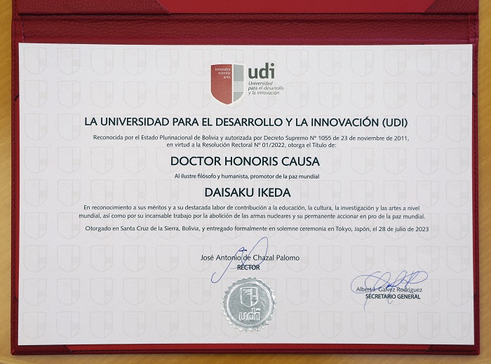 Diploma de doctor honoris causa de la UDI de Bolivia otorgado a Daisaku Ikeda.