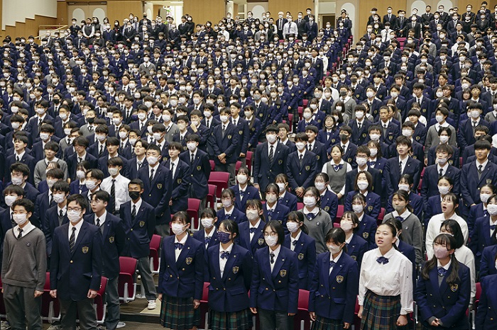 Las escuelas y universidades Soka celebran los servicios conmemorativos en honor del fundador Daisaku Ikeda.