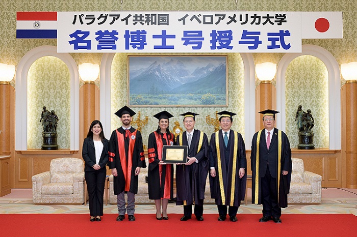On behalf of his late father, Soka University founder Daisaku Ikeda, Hiromasa Ikeda receives an honorary degree certificate bestowed by Ibero-American University in Paraguay