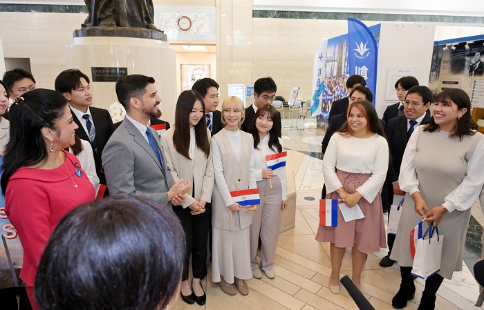 Soka University international students welcome a delegation from Ibero-American University in Paraguay