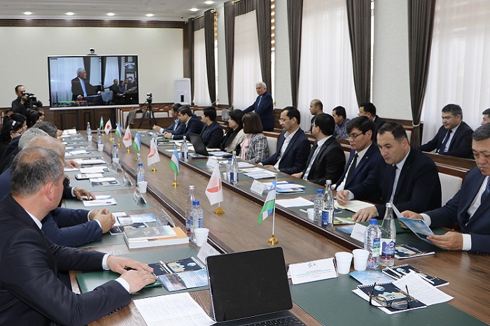 在烏茲別克斯坦泰爾梅茲舉行的學術會議上表揚池田大作的偉績。